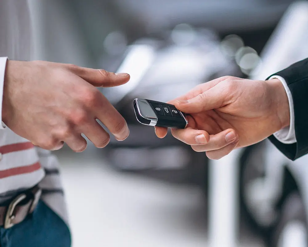 كل ما تحتاج معرفته حول إجراءات نقل ملكية السيارة في الإمارات